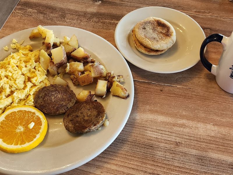 Benedict's Breakfast and Lunch food